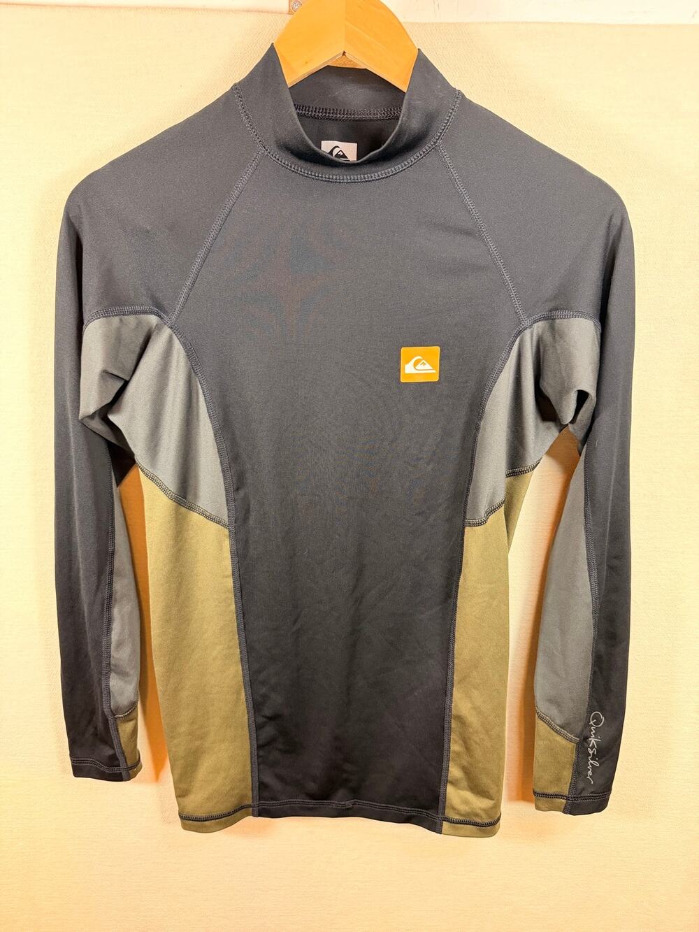 Quiksilver Women’s Small Long Sleeve Rash Guard Colorblock Surf Swim Top